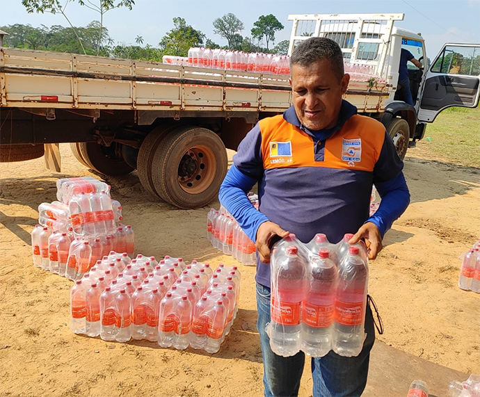 Comunidades ribeirinhas de Porto Velho recebem água mineral e hipoclorito de sódio