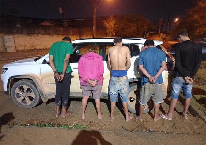 Cinco são presos com três veículos furtados que seriam levados para a Bolívia