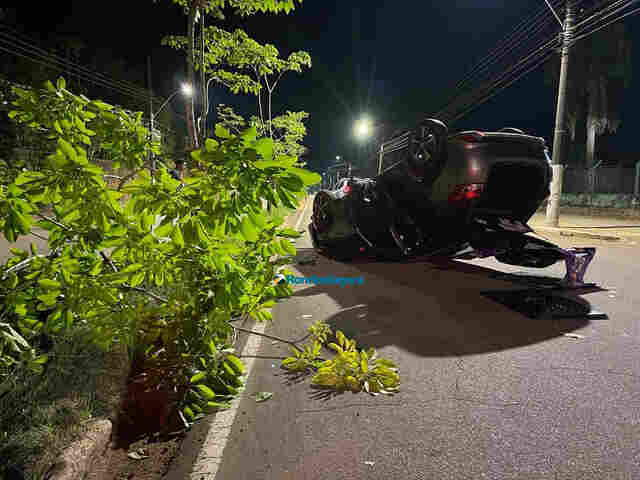 Motorista fica ferido em capotamento na capital