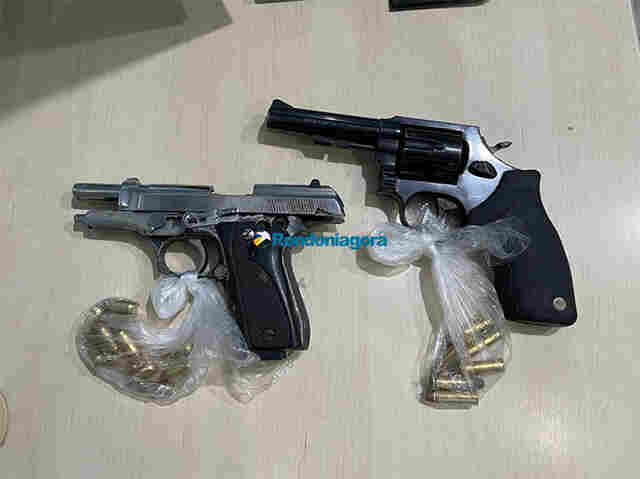 Homem e adolescente são presos com moto roubada e armas
