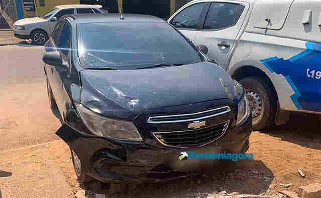 Motorista foge após causar acidente e PM descobre arma em carro