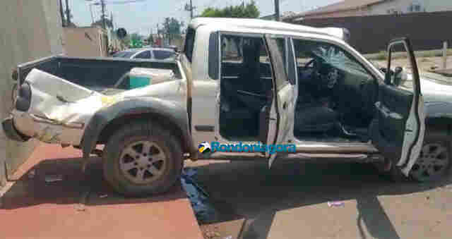 Motorista de L200 fica ferido após capotamento na capital