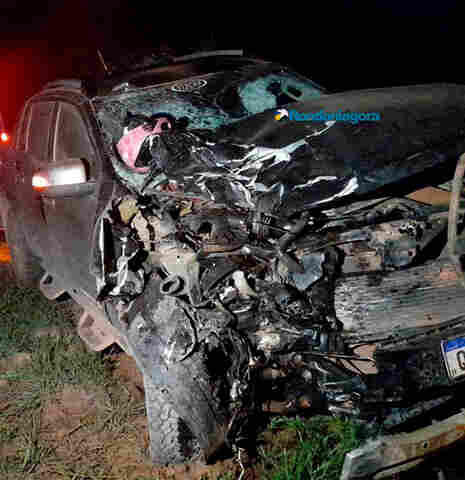 Colisão frontal entre moto e caminhonete mata tio e sobrinho em Porto Velho