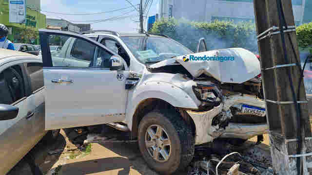 Vídeo: mulher fica ferida e poste é quebrado em grave acidente em Porto Velho