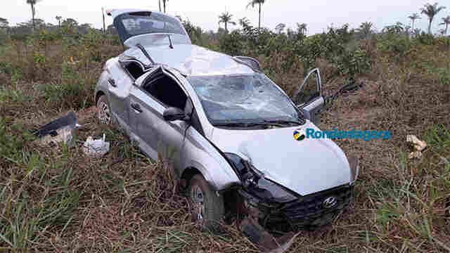 Ocupantes de carro ficam feridos após capotamento na Estrada dos Japoneses