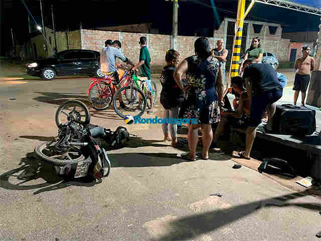 Casal em moto fica ferido ao ser atingido por carro em cruzamento