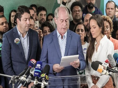 Ciro Gomes critica campanha pelo voto útil e diz que seguirá com candidatura até o fim