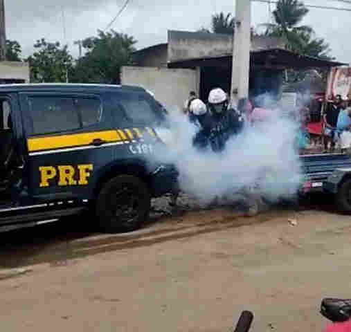 Agentes da PRF que mataram homem asfixiado são indiciados por homicídio qualificado