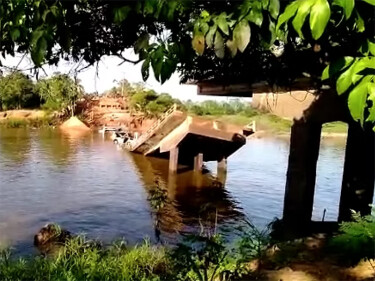 Há mortos: vídeo mostra ponte que desabou na BR-319