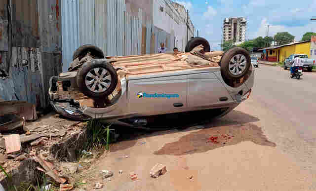Acidente em cruzamento resulta em capotamento na capital