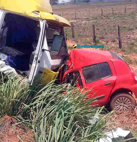 Colisão frontal entre carro e caminhão mata casal de idosos na BR-364