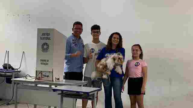 Candidato a reeleição, Marcos Rocha vota com a família no colégio Tiradentes