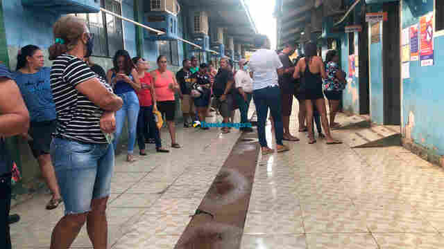 Longas filas e demora no processo de votação em escolas da capital