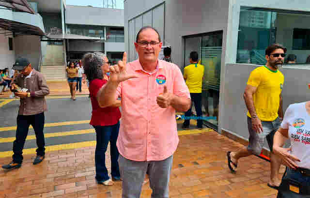 Daniel Pereira, da Frente de Esquerda, chega para votar na capital