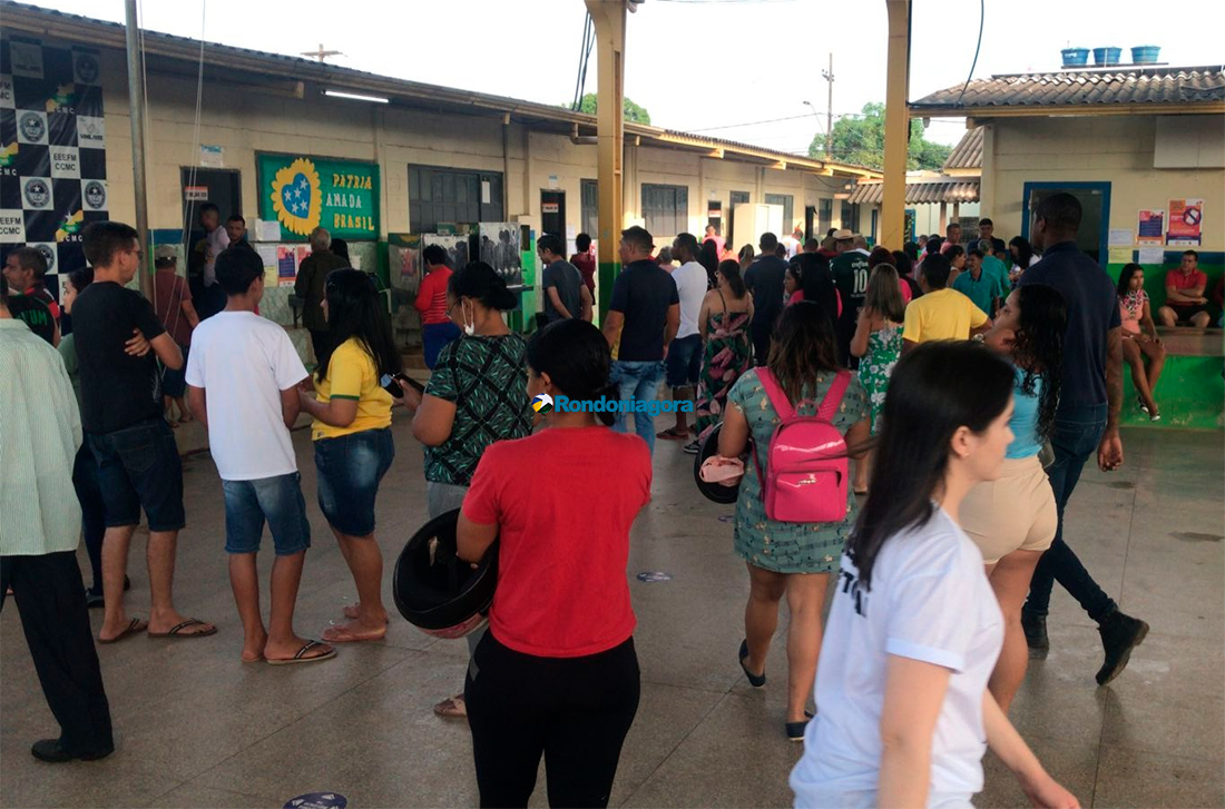 Longas filas e demora no processo de votação em escolas da capital