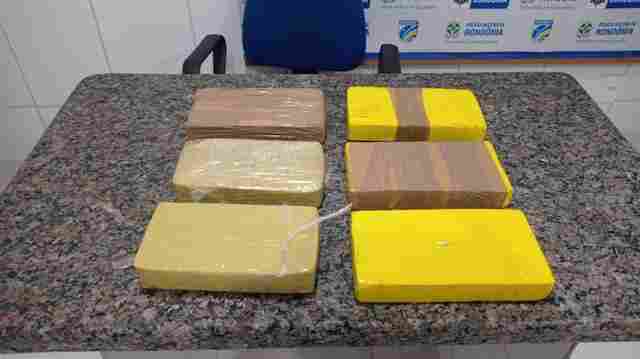 PM apreende seis quilos de cocaína e crack em carro, na BR-364