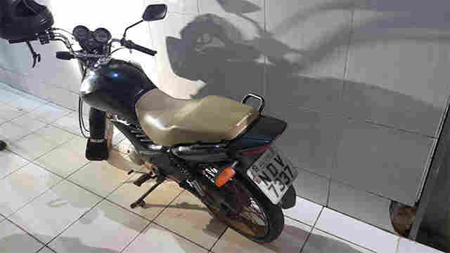 Jovem é preso saindo de terreno baldio com moto roubada
