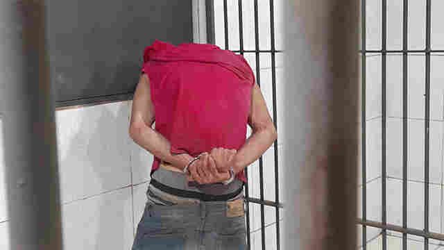 Monitorado por tornezeleira invade casa, mas é preso em cima de telhado