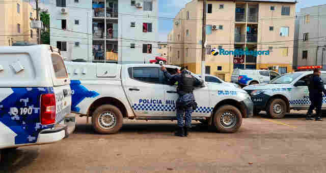 Suspeito de matar jovem a tiros é encontrado escondido em residencial