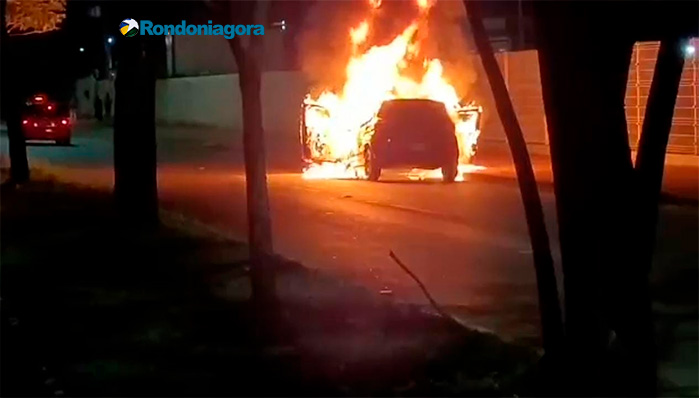 Carro é destruído por incêndio na zona leste de Porto Velho