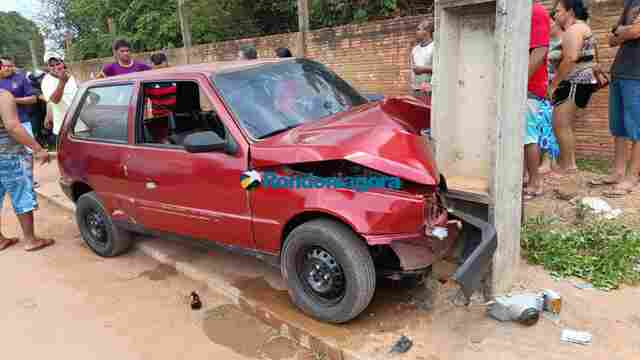 Motorista colide carro contra poste no Cristal da Calama