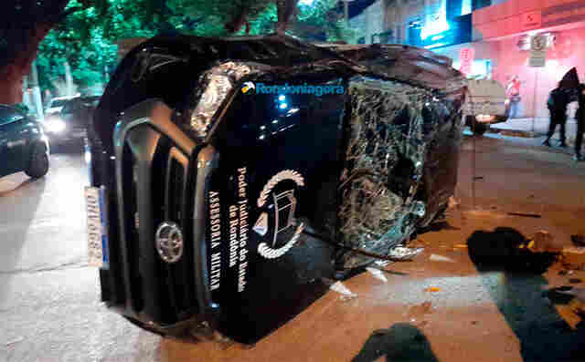 Caminhonete do TJ é atingida por Amarok e capota no centro da capital