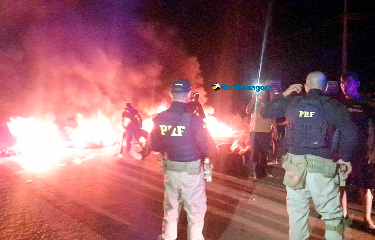 Moradores da Vila Princesa interditam BR-364 e entram em confronto com a Polícia