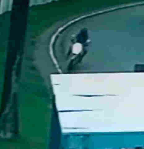 Vídeo: motociclista que morreu na Rio Madeira, passou direto em curva e bateu em árvore