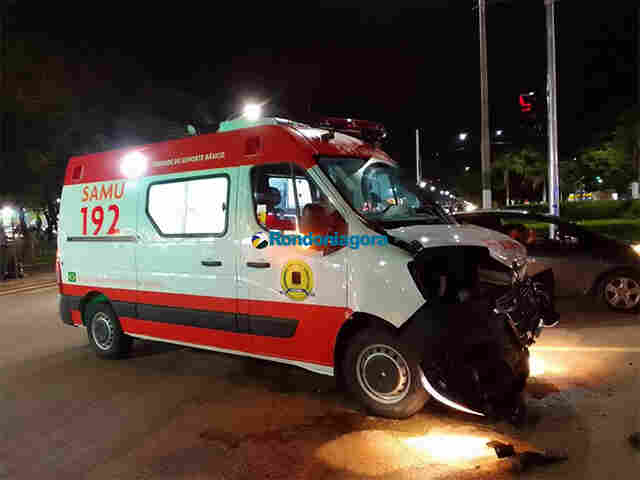 Ambulância fica destruída após acidente em cruzamento
