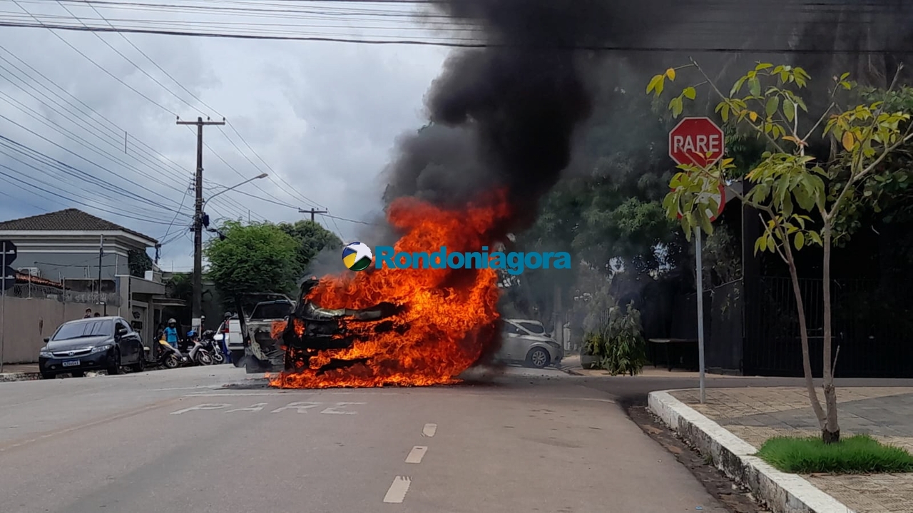 Jeep Renegade pega fogo no centro de Porto Velho