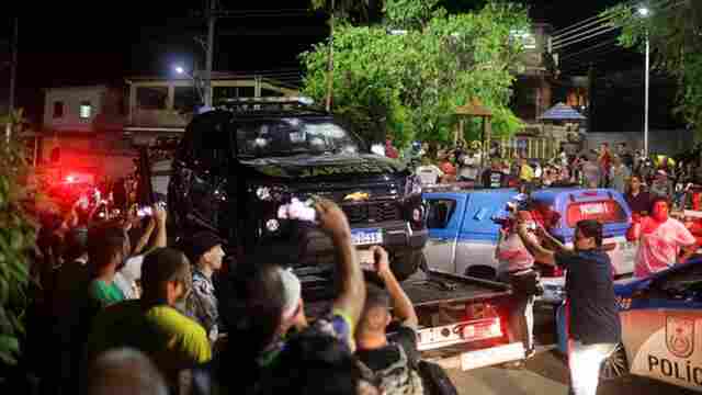 Após oito horas de cerco, ex-deputado Roberto Jefferson se entrega; político atirou em policiais federais