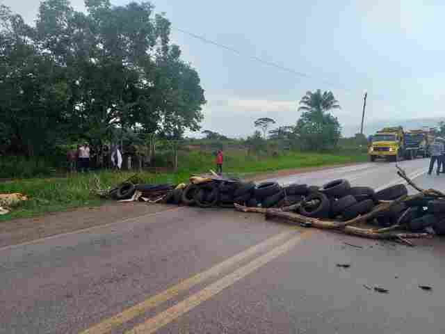 Moradores bloqueiam a BR-319, após a ponte sobre o rio Madeira