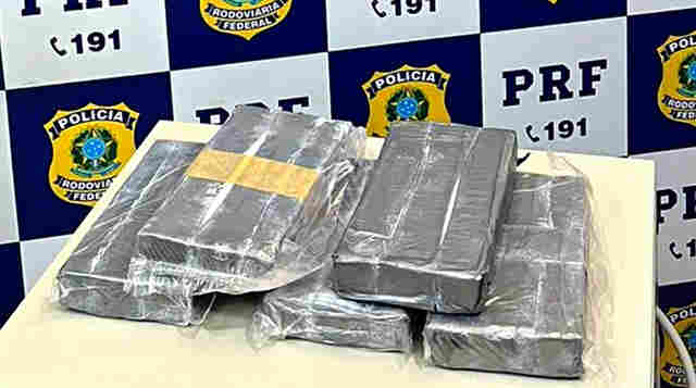 Mulher é presa em ônibus com mais de cinco quilos de cocaína