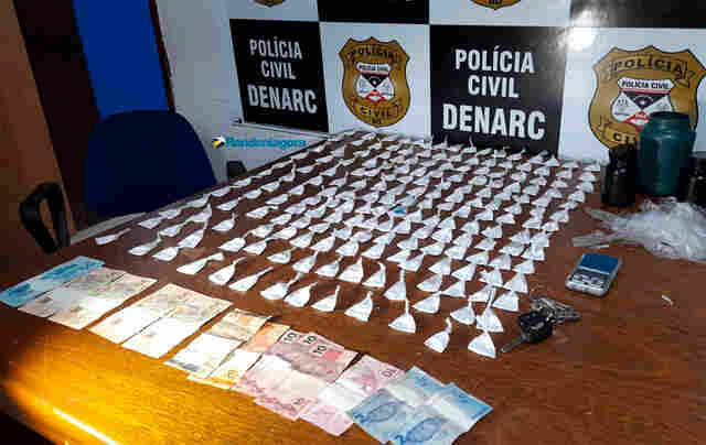 Denarc estoura boca de fumo e prende traficante com quase 200 porções de cocaína