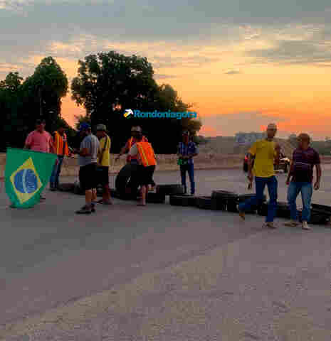 Vídeo: manifestantes bloqueiam a BR-364 em Candeias e proíbem passagem de caminhões e carretas para Porto Velho