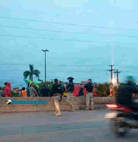 Vídeo: BR-364 é desbloqueada em Candeias do Jamari após decisão do STF, mas há outros 16 pontos