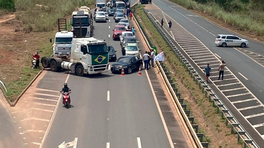 Governo diz que já aplicou quase 1.000 multas a veículos que bloqueiam rodovias