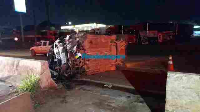 Carro derruba mureta e tomba em grave acidente na BR-364