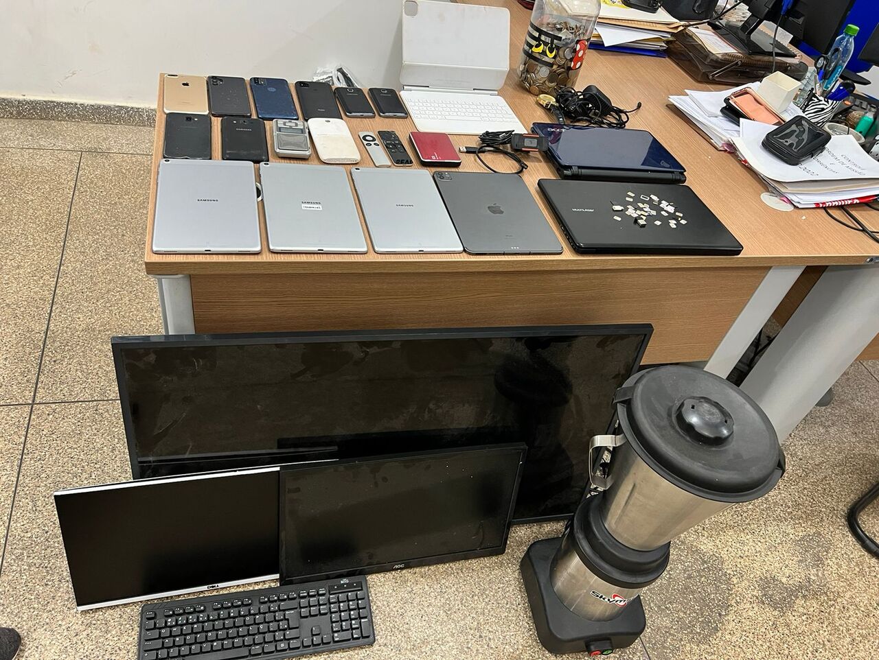 Polícia investiga furto em clínica e prende homem vários equipamentos eletrônicos