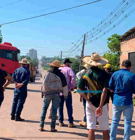 Vídeo: manifestantes bloqueiam a estrada do Belmont com terra e defendem intervenção