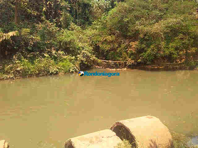 Cadáver em decomposição é encontrado boiando em igarapé na capital