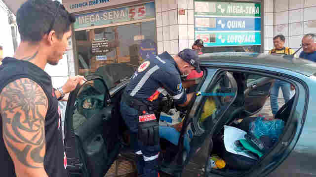 Mulher fica lesionada após colidir carro contra prédio de lotérica