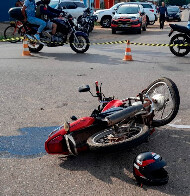 Motociclista que morreu após carro invadir preferencial, levava o filho para a escola