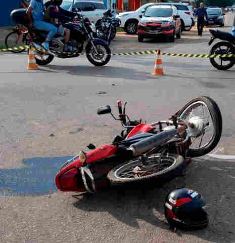 Motociclista que morreu após carro invadir preferencial, levava o filho para a escola