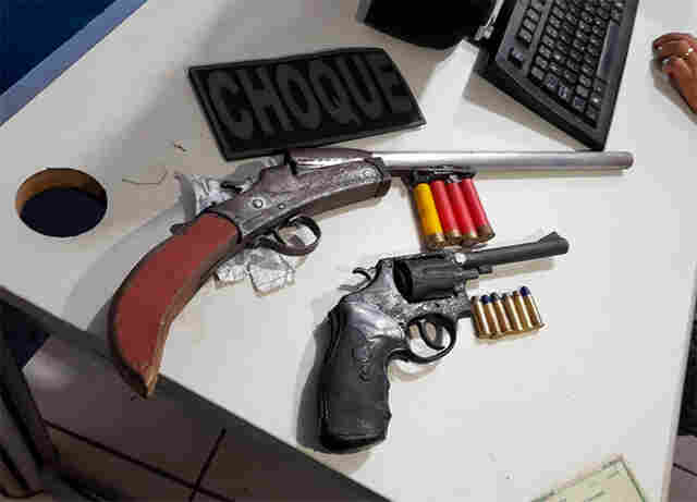Foragido da Justiça é preso com duas armas e munições em barraco na zona leste
