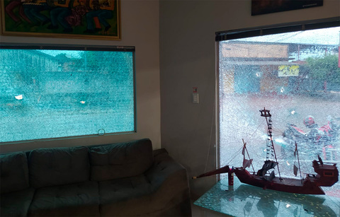 Marcas de tiros na sede do jornal Rondoniaovivo