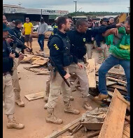 Vídeo mostra momentos de tensão entre a PRF e manifestantes na BR-364, em Ariquemes