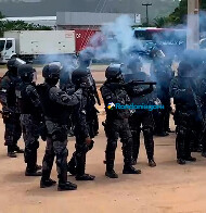 Vídeo: Tropas de choque usam bombas de gás para retirar manifestantes da BR -364, em Ariquemes