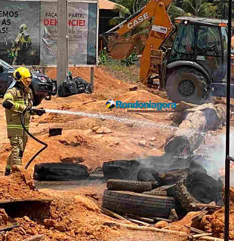 Vídeo: manifestantes são retirados da BR-364 em Ariquemes e Bombeiros apagam incêndio na pista