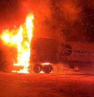 Vídeo: carreta do Irmãos Gonçalves é incendiada e saqueada na BR-364, em Ariquemes